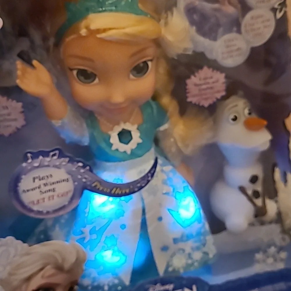 Disney Frozen Snow Glow Elsa Doll New In Box
